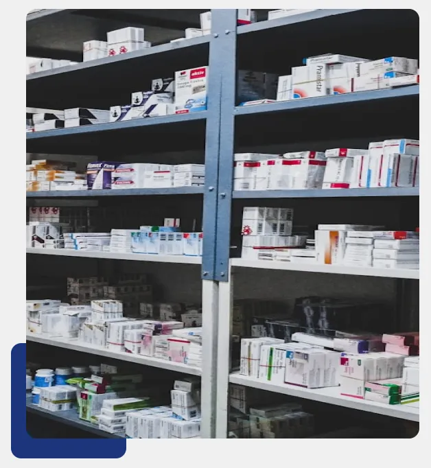 Prateleiras de farmácia com caixas de medicamentos