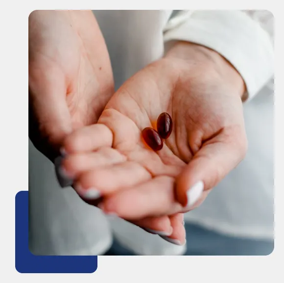 Mãos segurando cápsulas farmacêuticas