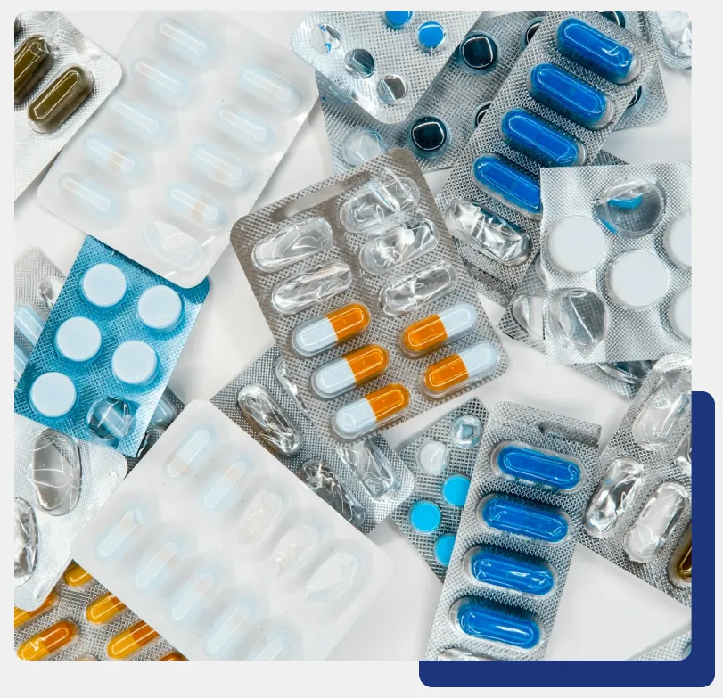 Embalagens blister de medicamentos sobre superfície clara